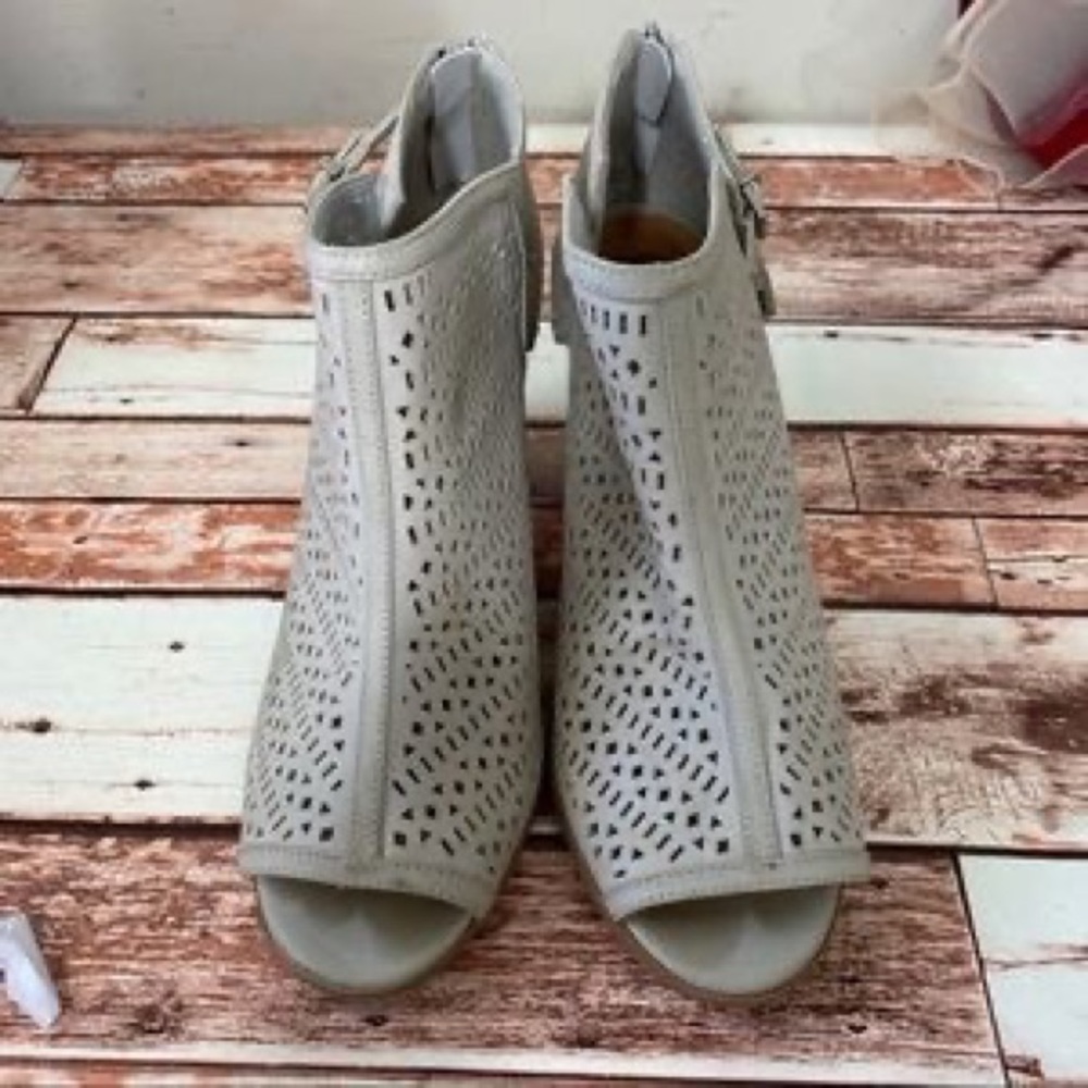 Daisy Fuentes Tan Peep Toe Boot Heel Size 8